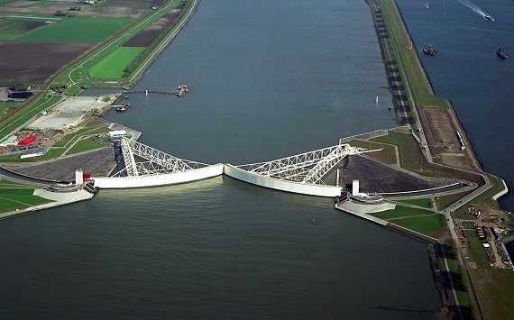 В раннее Средневековье западная часть Нидерландов представляла собой болотистую торфяную местность, которую нужно было осушить, чтобы жить на ней